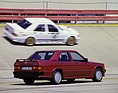 Mercedes Benz 190 E 2.5-16 (1988) - die Strassenversin, dahinter eine Rennvariante