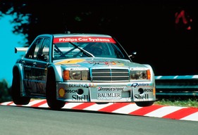 Mercedes Benz 190 E 2.5-16 (1993) - Ellen Lohr im Flug beim Grossen Pries der Tourenwagen auf dem Nürburgring (Nordschleife) am 10. Juni 1993