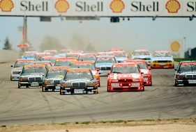 Mercedes Benz 190 E 2.5-16 (1993) - Mercedes beim Eifelrennen auf dem Nürburgring am 2. Mai 1993 in Front, knapp dahinter die Alfa Romeo 155