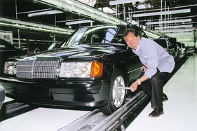 Mercedes Benz 190 E 2.5-16 (1993) - der letzte Baby-Benz läuft vom Band, DTM-Meister Klaus Ludwig legt persönlich Hand an bei der Endabnahme