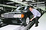 Mercedes Benz 190 E 2.5-16 (1993) - der letzte Baby-Benz läuft vom Band, DTM-Meister Klaus Ludwig legt persönlich Hand an bei der Endabnahme (© Archiv Daimler AG, 1993) Mercedes Benz 190 E 2.5-16 (1993) - der letzte Baby-Benz läuft vom Band, DTM-Meister Klaus Ludwig legt persönlich Hand an bei der Endabnahme (© Archiv Daimler AG, 1993)