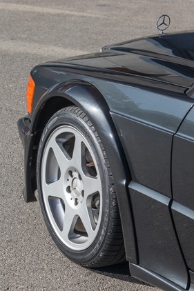 Mercedes-Benz 190 E 2.5-16 Evo 1 (1989) - kräftige Kotflügelverbreiterungen für 16-Zoll-Räder