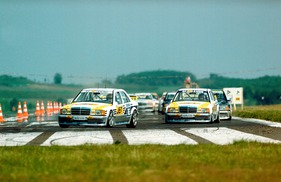 Mercedes Benz 190 E 2.5-16 Evolution (1990) - Frank Biela beim Flugplatzrennen in Mainz-Finthen am 20. Mail 1990