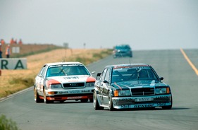 Mercedes Benz 190 E 2.5-16 Evolution (1990) - Klaus Ludwig beim Flugplatzrennen in Wunstorf am 3. Juni 1990, dahinter der Audi 200 Quattro