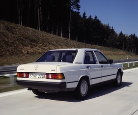 Mercedes-Benz 190 E 2.6 (1985) - der grössere Hubraum ist in der Ziffer "2.6" am Heck dokumentiert