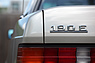 Mercedes-Benz 190 E 2.6 (1987) - Baureihenbezeichnung links (© Daniel Reinhard, 2017) Mercedes-Benz 190 E 2.6 (1987) - Baureihenbezeichnung links (© Daniel Reinhard, 2017)