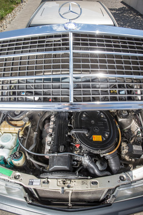 Mercedes-Benz 190 E 2.6 (1987) - Blick unter die Motorhaube