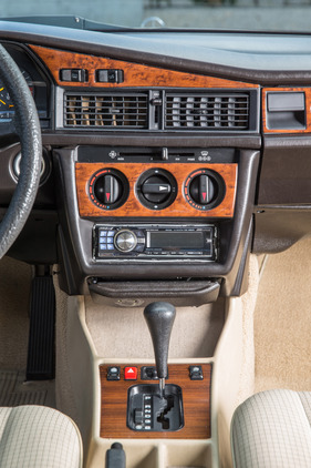 Mercedes-Benz 190 E 2.6 (1987) - Mittelkonsole mit Heizung/Lüftung