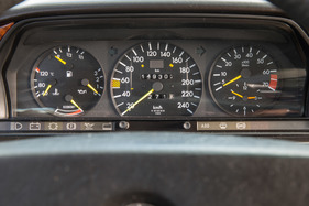 Mercedes-Benz 190 E 2.6 (1987) - Tacho bis 240 km/h - etwas optimistisch