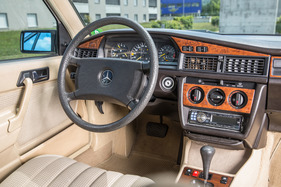 Mercedes-Benz 190 E 2.6 (1987) - alles im Griff hinter dem Lenkrad