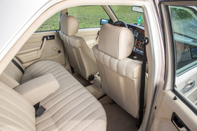 Mercedes-Benz 190 E 2.6 (1987) - bequeme Fondsitzbank, ausreichende Platzverhältnisse