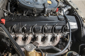 Mercedes-Benz 190 E 2.6 (1987) - die sechs Zylinder stehen in einer Reihe