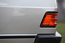 Mercedes-Benz 190 E 2.6 (1987) - gerippte Schlusslichter im Stil der (Mercedes-) Zeit (© Daniel Reinhard, 2017) Mercedes-Benz 190 E 2.6 (1987) - gerippte Schlusslichter im Stil der (Mercedes-) Zeit (© Daniel Reinhard, 2017)