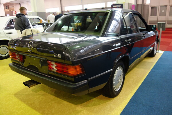 Mercedes-Benz 190 E 2.6 (1988) – mit nicht ganz serienmässigem Auspuff – Interclassics Classic Car Show Brüssel 2023