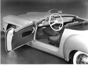 Mercedes-Benz 190 SL (1954) - diese auf Motorsportveranstaltungen ausgelegte Variante kommt mit kleinem Plexiglas-Windschutz und erleichterten Türen aus Mercedes-Benz 190 SL (1954) - diese auf Motorsportveranstaltungen ausgelegte Variante kommt mit kleinem Plexiglas-Windschutz und erleichterten Türen aus