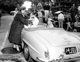 Mercedes-Benz 190 SL (1955) - Grace Kelly und Frank Sinatra bei den Dreharbeiten zu dem neuen Farb-Film "High Society" im Jahr 1956