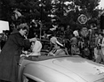 Mercedes-Benz 190 SL (1955) - Grace Kelly und Frank Sinatra bei den Dreharbeiten zu dem neuen Farb-Film "High Society" im Jahr 1956