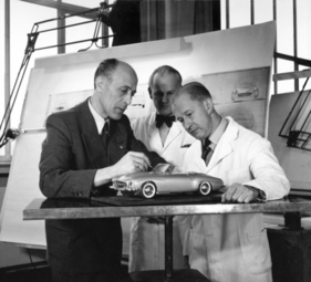 Mercedes-Benz 190 SL (1955) - Karosserie-Chefkonstrukteur Walter Häcker bei einer Besprechung mit seinen Mitarbeitern am Modell