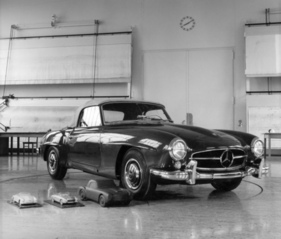 Mercedes-Benz 190 SL (1955) - Weg von der Vorstufe zur Serie, gross ein Wagen der Vorserie, klein die Modelle
