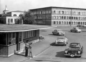 Mercedes-Benz 190 SL (1955) - verlässt zusammen mit 300 SL das Werk in Sindelfingen