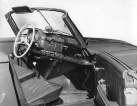 Mercedes-Benz 190 SL (1956) - Einladendes Interieur mit Kübelsitzen vorne Mercedes-Benz 190 SL (1956) - Einladendes Interieur mit Kübelsitzen vorne