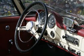 Mercedes Benz 190 SL (1956) - Lenkrad für bessere Griffigkeit in Leder eingepackt