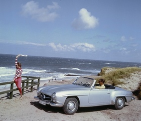 Mercedes-Benz 190 SL (1956) - bei der Werbung sind Strandszenen wie hier auf Sylt immer beliebt