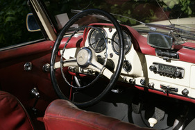 Mercedes Benz 190 SL (1956) - die Bedienung gibt wenig Rätsel auf