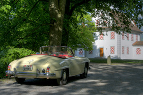 Mercedes Benz 190 SL (1956) - macht auch vor altem Gemäuer eine gute Figur
