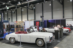 Mercedes-Benz 190 SL (1956) mit eleganter, dunkelroter Innenausstattung – Swiss Classic World Luzern 2022