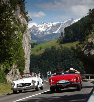 Mercedes-Benz 190 SL (1956) - trifft auf MGB Cabriolet - Oldtimer in Obwalden (O-iO) 2019
