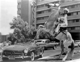 Mercedes-Benz 190 SL (1958) - Massenablieferung in Las Vegas - Rodeo-Königin Sandra Joan Meek fängt den Sportwagendirektor ein