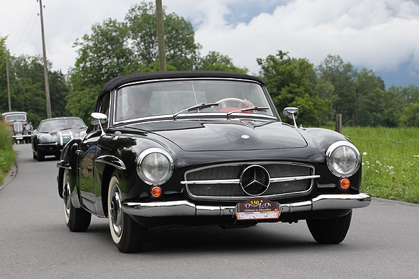 Mercedes-Benz 190 SL (1959) - schwarz, innen rot, wie das Auto von der Nitributt - hier bei der Tellnahme am OiO-Treffen in der Zentralschweiz