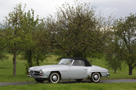 Mercedes-Benz 190 SL (1960) - aufflällig, die Wülste über den Rädern, die eine schmalere Karosserie ermöglichten