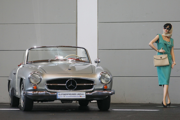 Mercedes-Benz 190 SL (1960) - die Dame schein nicht ganz abgeneigt zu sein - Klassikwelt Bodensee 2024