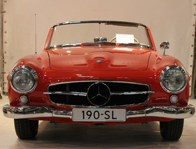 Mercedes-Benz 190 SL (1960) - einer von zahlreichen SLs bei einem Händler - an der Techno Classica Essen 2012