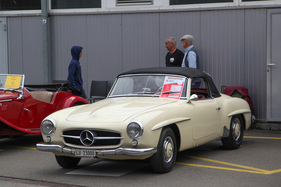 Mercedes-Benz 190 SL (1961) auf dem Verkaufsgelände. Dem Ausstellungsstück auf unserem Stand zum Verwechseln ähnlich – Swiss Classic World Luzern 2022