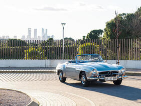 Mercedes-Benz 190 SL Roadster mit Hardtop (1962) - Lot 194 an der Bonhams Versteigerung "Les Grandes Marques du Monde à Paris" am 1. Februar 2024