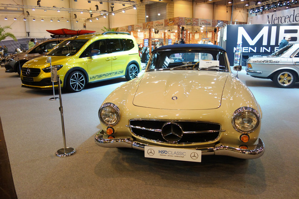 Mercedes-Benz 190 SL von 1962 zwischen modernen Autos - Essen Motor Show 2022