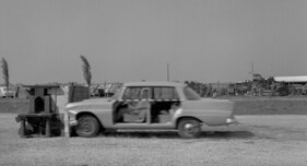 Mercedes-Benz 190 c (1959) - Unfallversuch mit 55 km/h auf ein 17 Tonnen schweres Hindernis mit Testdummies und Sandsäcken (1959)