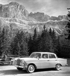 Mercedes-Benz 190 c (1961) - mit Sonderausstattung Nebelscheinwerfer und Rückspiegel auf dem Vorderkotflügel