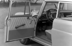Mercedes-Benz 190 c (1962) - Blick ins Cockpit der handgeschalteten Version (1962)