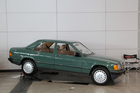 Mercedes-Benz 190E (1983) - mit 2,0-Liter-Motor und Katalysator, angeboten mit 136'000 km für EUR 7990 - Retro Classics Stuttgart 2020