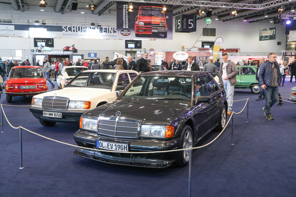 Mercedes-Benz 190E 2.5-16 Evo II (1985) - neben dem braven Baby-Benz - Sonderschau "Biedermann und Brandstifter" - Bremen Classic Motorshow 2023
