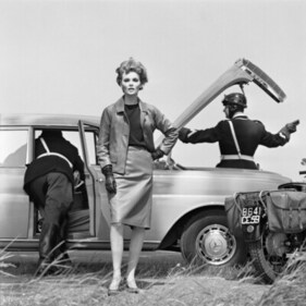 Mercedes-Benz 190c an der französisch-belgischen Grenze, aufgenommen von Helmut Newton 1962