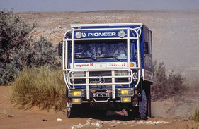 Bild Mercedes-Benz 1936 AK (1982) - LKW-Sieger bei der Rallye Paris-Dakar 1983 - Georges Groine, Thierry de Saulieu und Bernard Malfériol