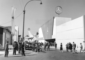 Mercedes-Benz (1959) - Internationale Automobilausstellung (IAA) in Frankfurt 1959 - die Ausstellungsräume von VW und Mercedes erinnern an ein Museum