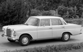 Mercedes-Benz 200 (1965) – Modellpflege: Rückspiegel auf der Tür statt auf dem Kotflügel
