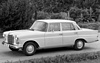 Mercedes-Benz 200 (1965) – Modellpflege: Rückspiegel auf der Tür statt auf dem Kotflügel (© Mercedes-Benz AG, 1965) Mercedes-Benz 200 (1965) – Modellpflege: Rückspiegel auf der Tür statt auf dem Kotflügel (© Mercedes-Benz AG, 1965)