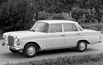 Mercedes-Benz 200 (1965) – Modellpflege: Rückspiegel auf der Tür statt auf dem Kotflügel